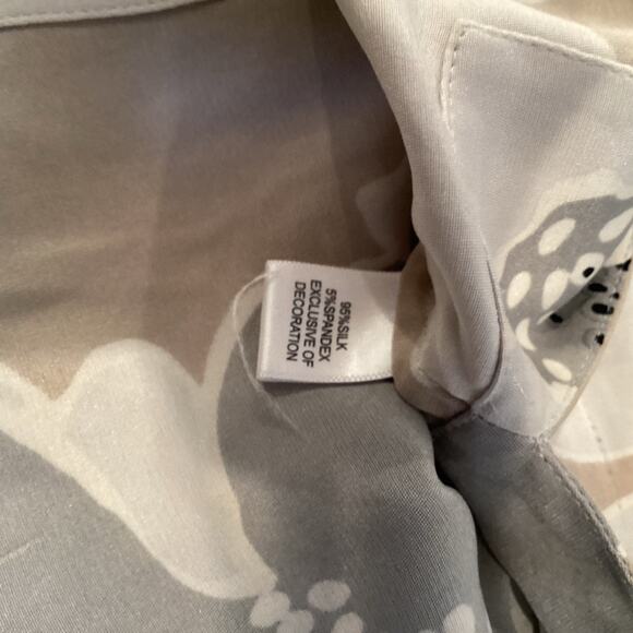 St. John Silk Blouse in Size 0 with Flowers and Beads around V-neck. - Picture 7 of 8